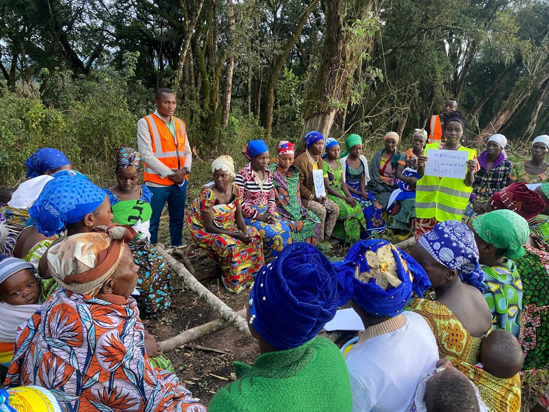 À Rugezi, au Sud-Kivu, ces femmes se réunissent pour échanger, apprendre et construire ensemble des solutions pour améliorer leurs conditions de vie. Un moment fort de dialogue et de solidarité au cœur de l’action.